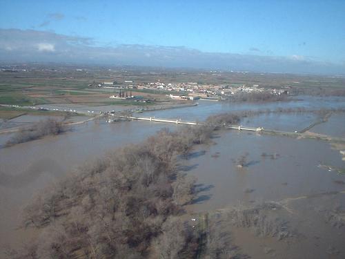 Crecida del Ebro el día 6-02-03 a su paso por Novillas