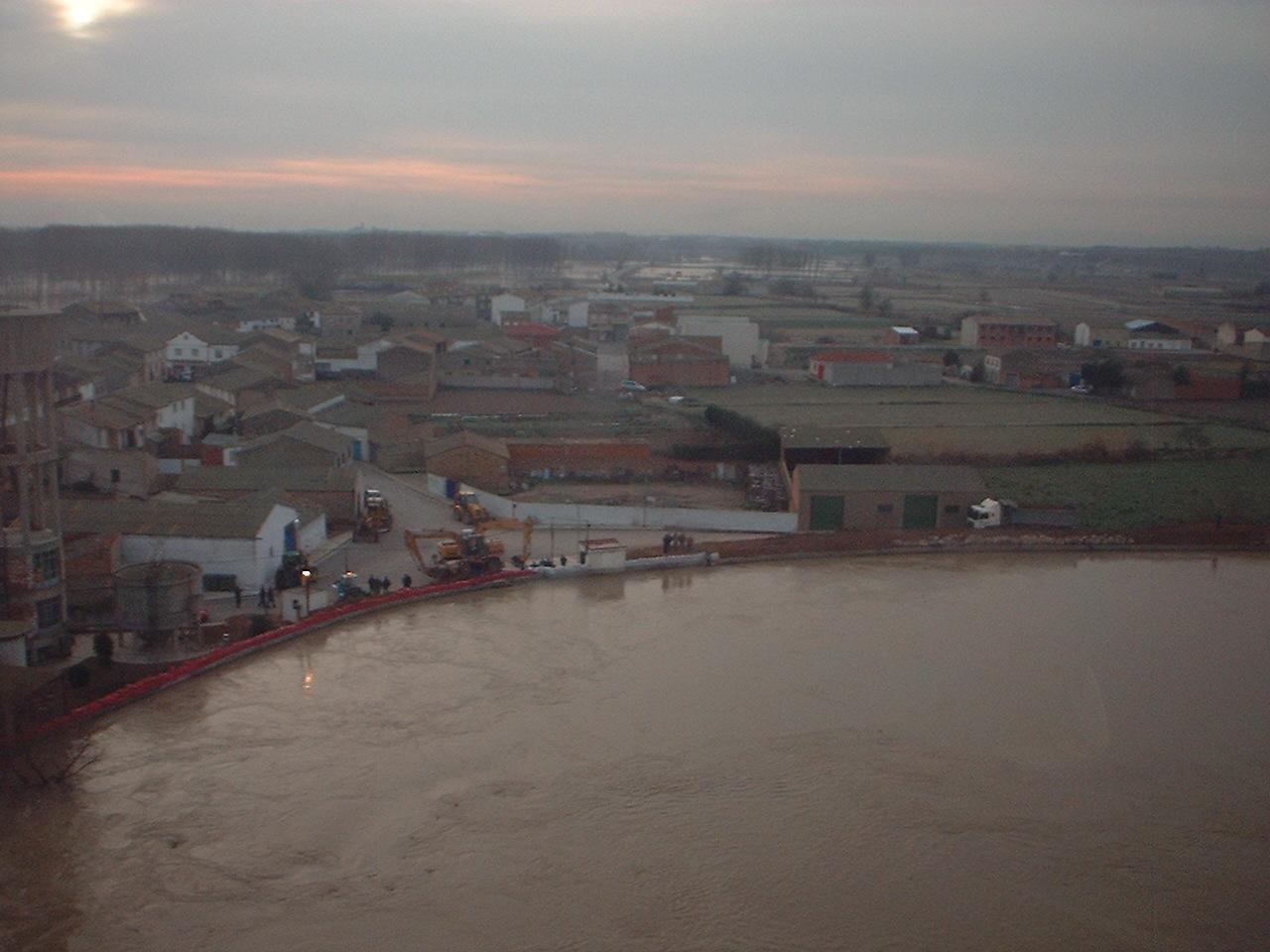 Crecida del Ebro el día 7-02-03 a su paso por la provincia de Zaragoza. 08