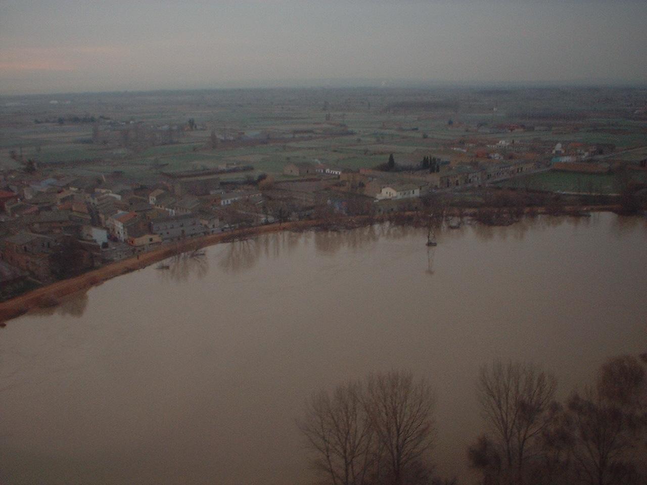Crecida del Ebro el día 7-02-03 a su paso por la provincia de Zaragoza. 14