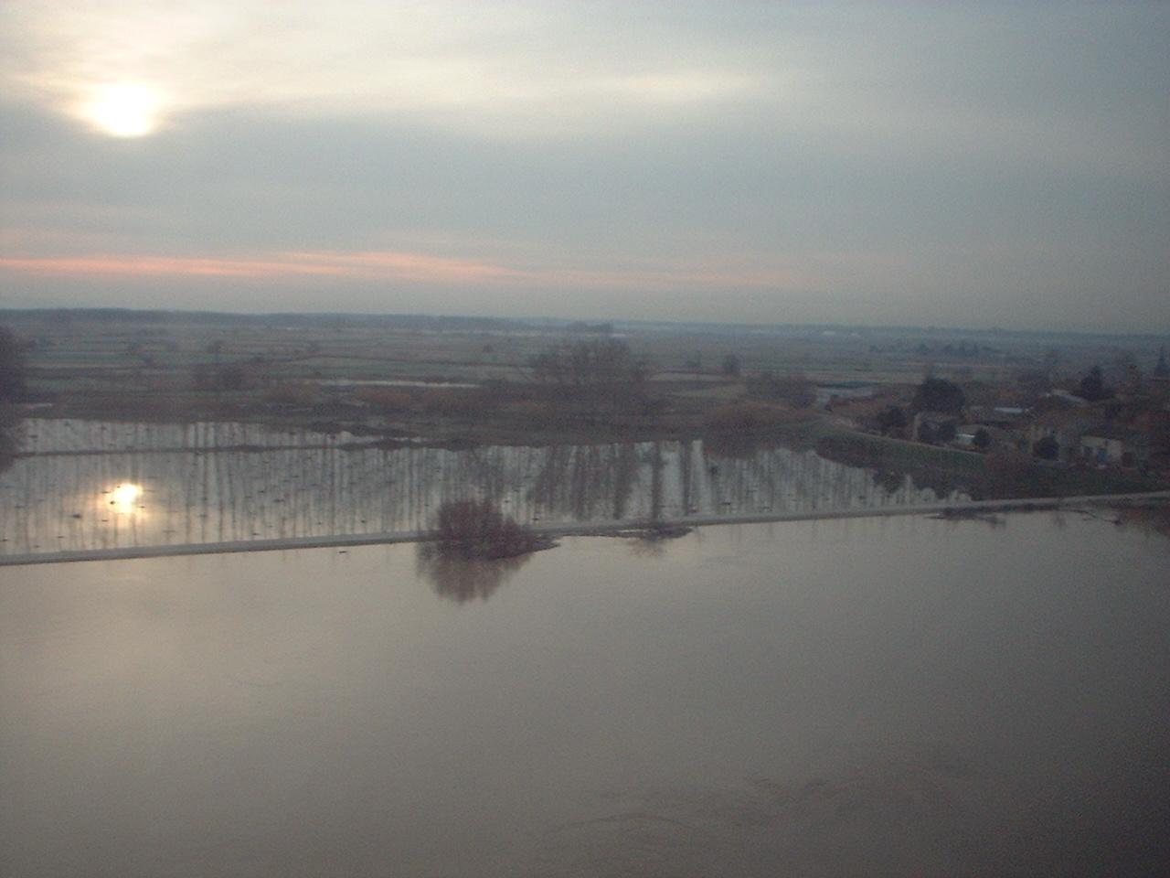 Crecida del Ebro el día 7-02-03 a su paso por la provincia de Zaragoza. 16