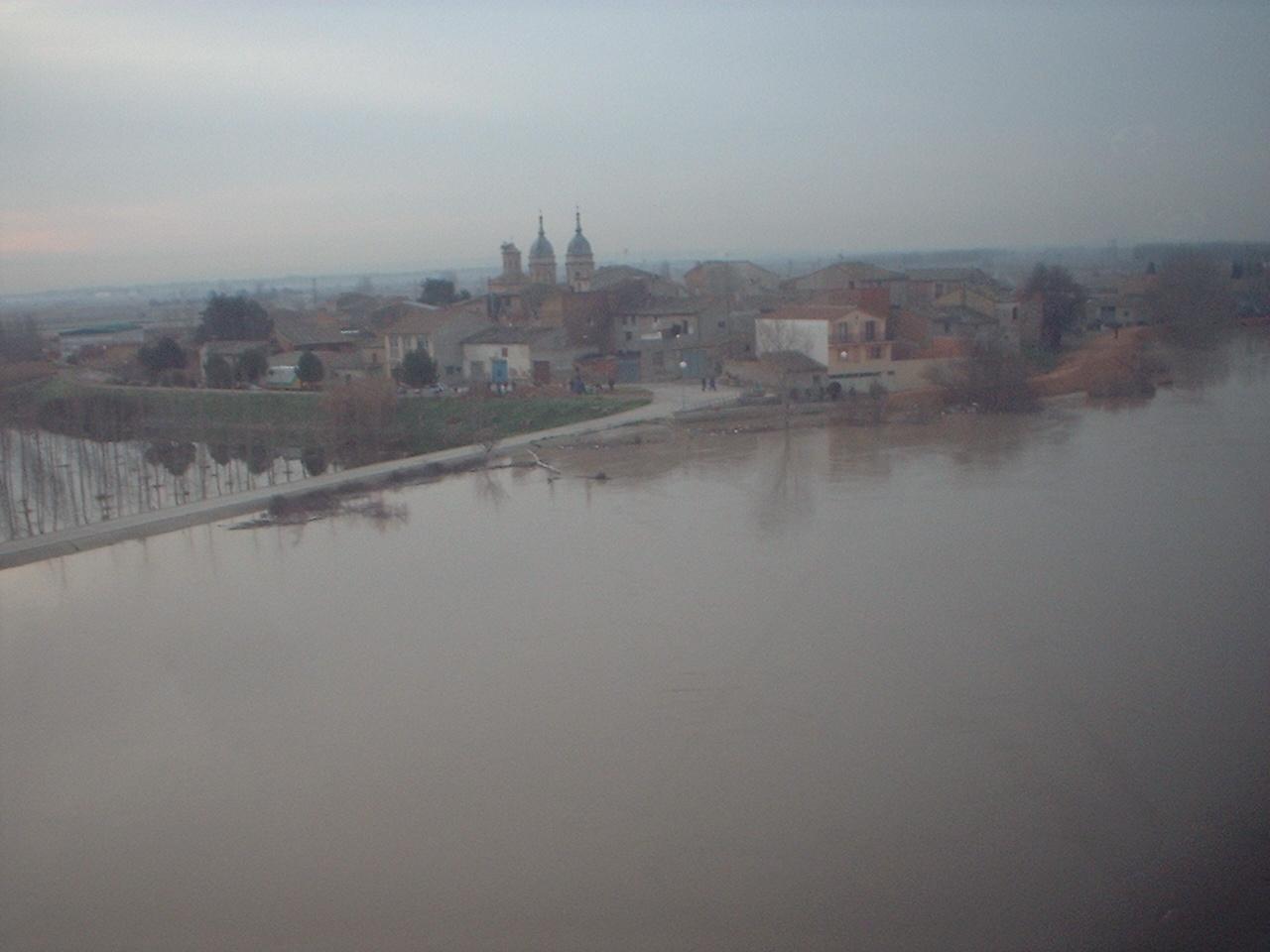 Crecida del Ebro el día 7-02-03 a su paso por la provincia de Zaragoza. 17