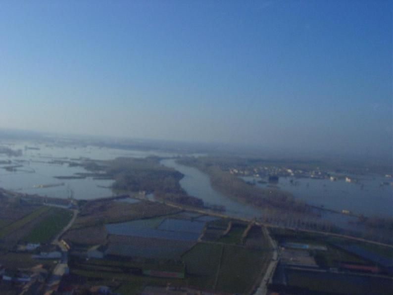 Crecida del Ebro el día 8-02-03 a su paso por la provincia de Zaragoza