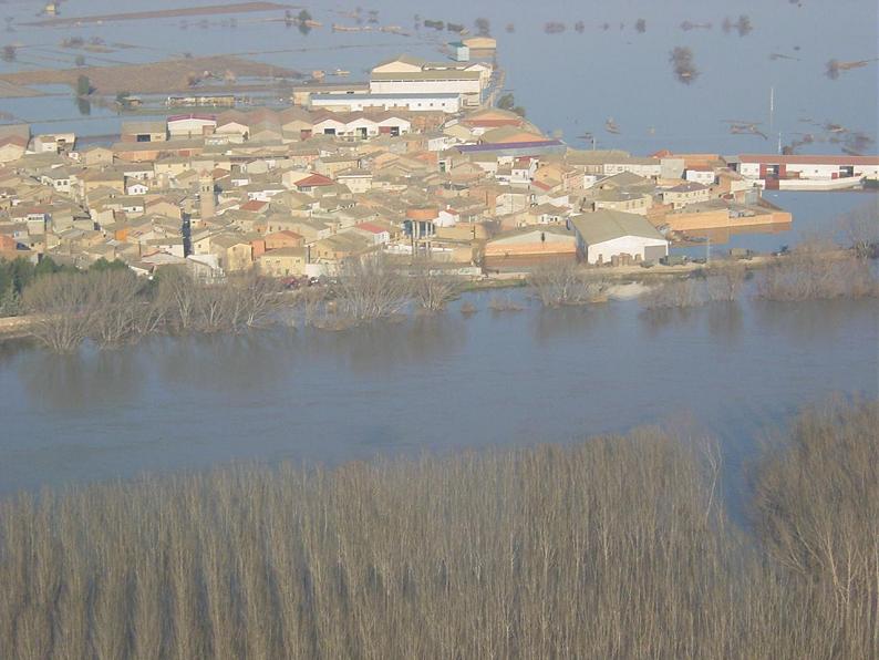 Crecida del Ebro el día 8-02-03 a su paso por la provincia de Zaragoza