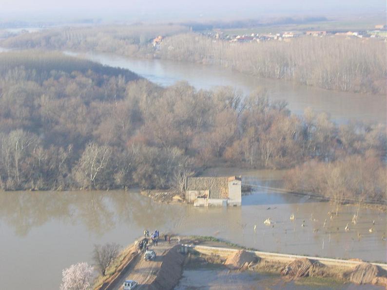 Crecida del Ebro el día 8-02-03 a su paso por la provincia de Zaragoza