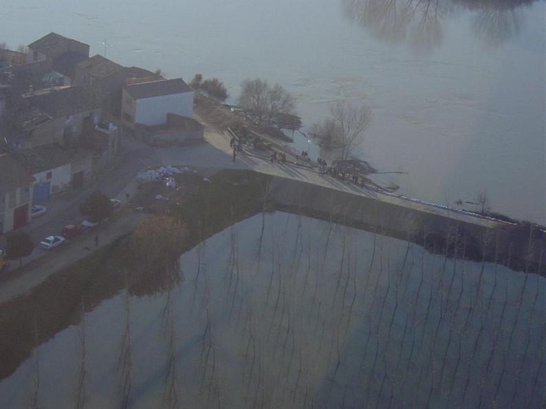 Crecida del Ebro el día 8-02-03 a su paso por la provincia de Zaragoza