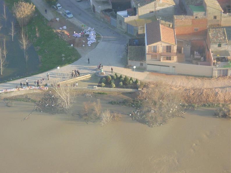 Crecida del Ebro el día 8-02-03 a su paso por la provincia de Zaragoza