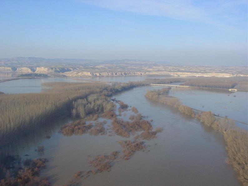 Crecida del Ebro el día 8-02-03 a su paso por la provincia de Zaragoza