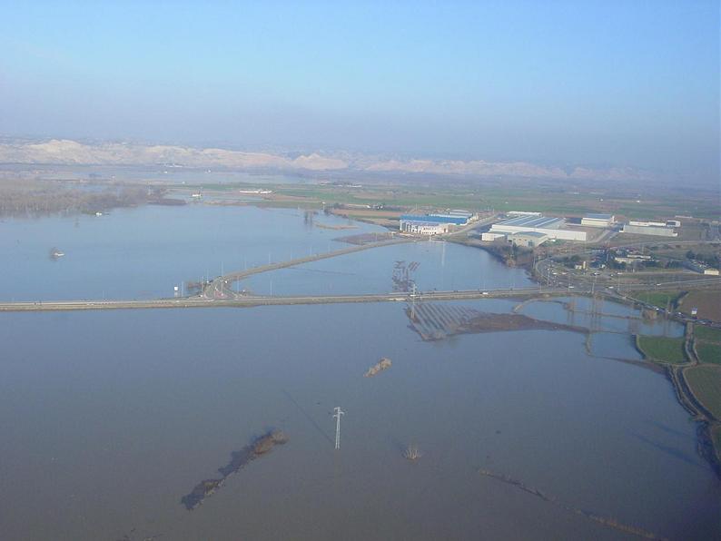 Crecida del Ebro el día 8-02-03 a su paso por la provincia de Zaragoza