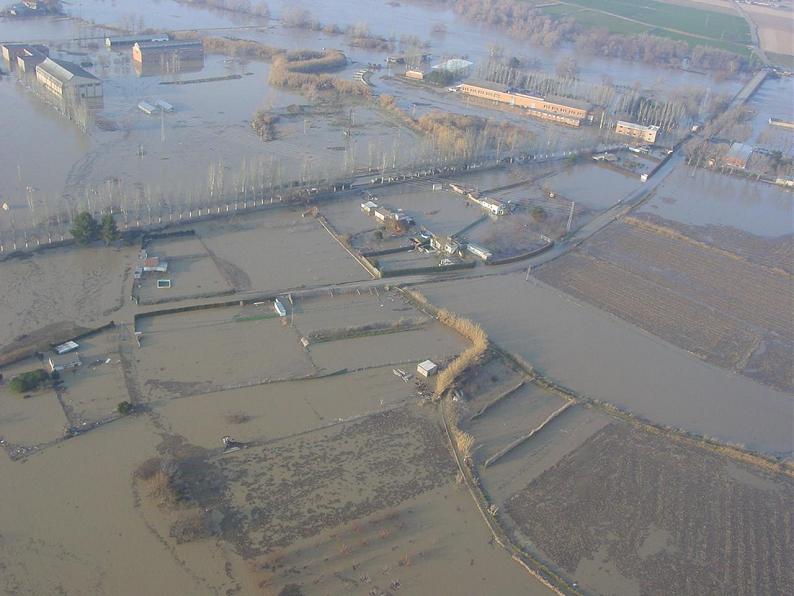 Crecida del Ebro el día 8-02-03 a su paso por la provincia de Zaragoza