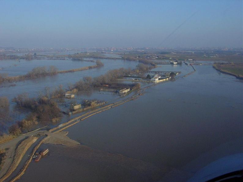 Crecida del Ebro el día 8-02-03 a su paso por la provincia de Zaragoza