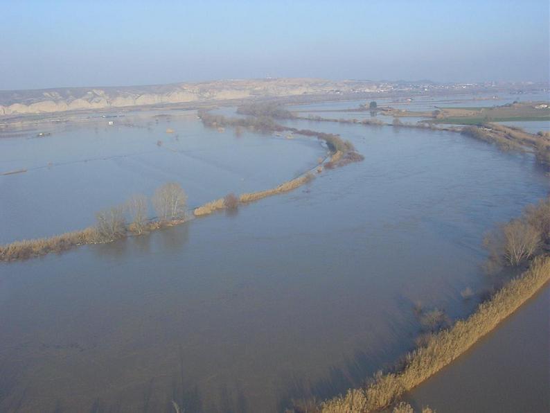Crecida del Ebro el día 8-02-03 a su paso por la provincia de Zaragoza