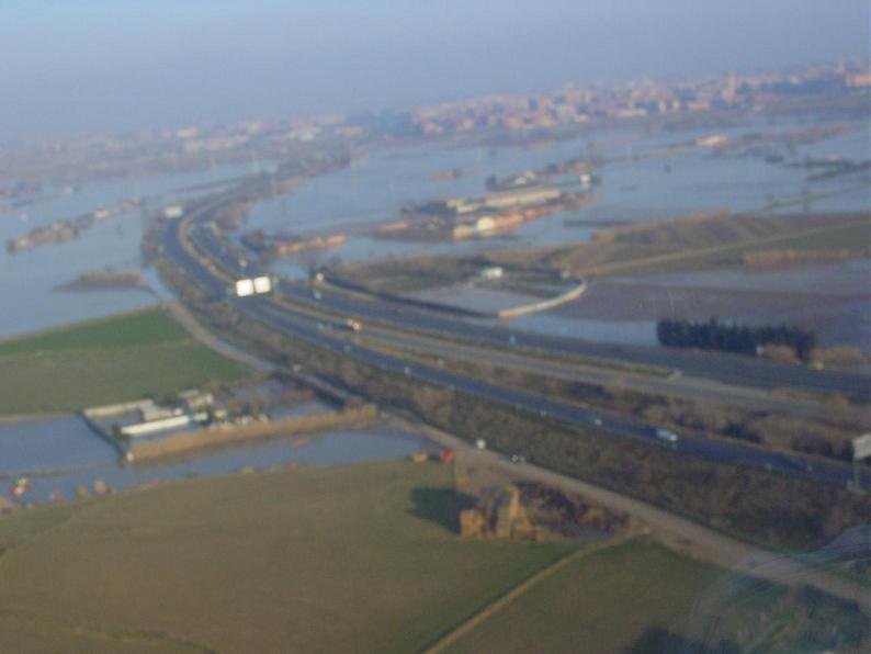 Crecida del Ebro el día 8-02-03 a su paso por la provincia de Zaragoza