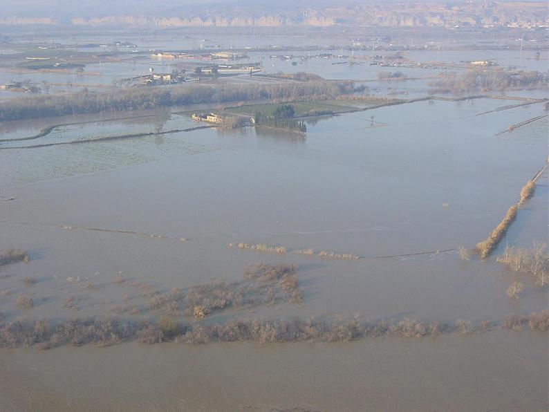 Crecida del Ebro el día 8-02-03 a su paso por la provincia de Zaragoza