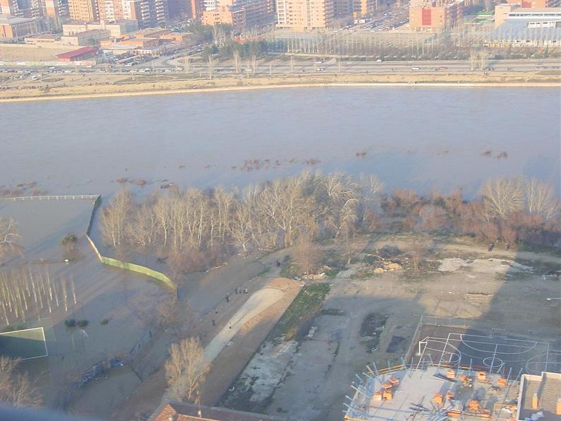 Crecida del Ebro el d韆 8-02-03 a su paso por la provincia de Zaragoza