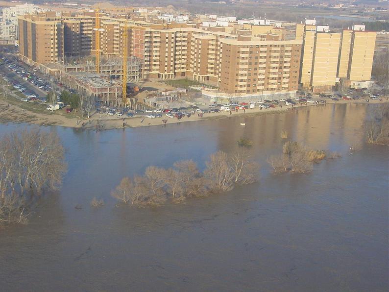 Crecida del Ebro el día 8-02-03 a su paso por la provincia de Zaragoza