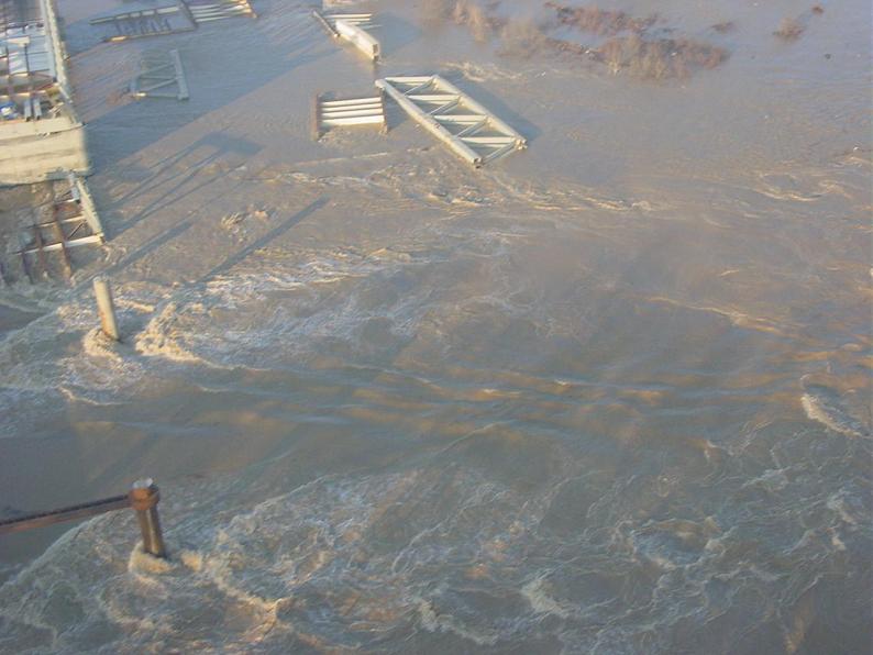 Crecida del Ebro el día 8-02-03 a su paso por la provincia de Zaragoza
