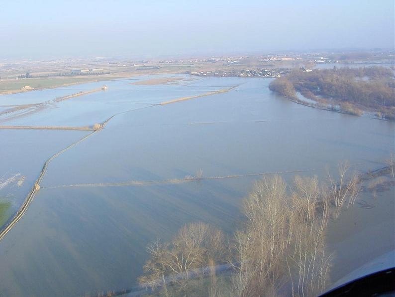 Crecida del Ebro el día 8-02-03 a su paso por la provincia de Zaragoza