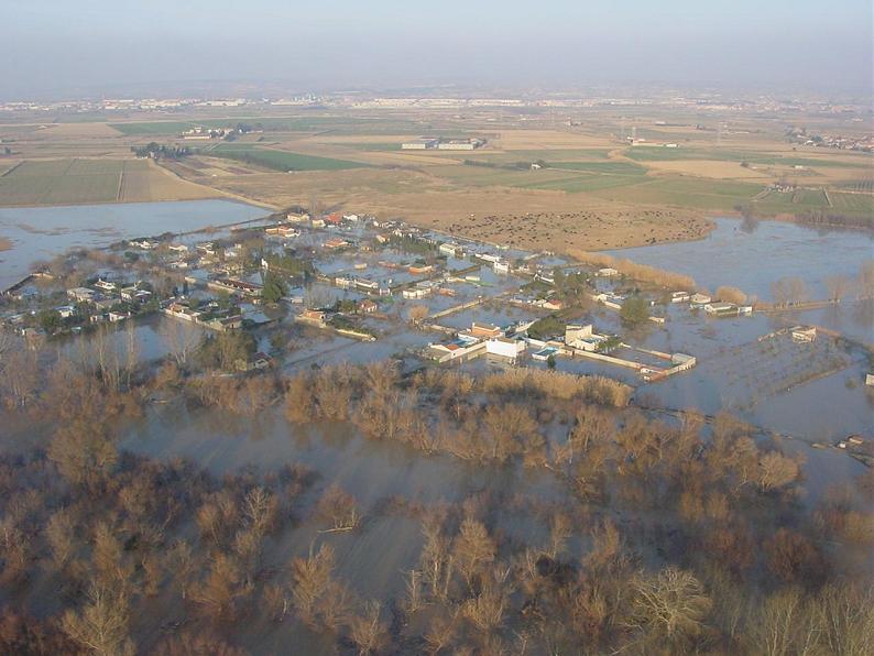 Crecida del Ebro el día 8-02-03 a su paso por la provincia de Zaragoza