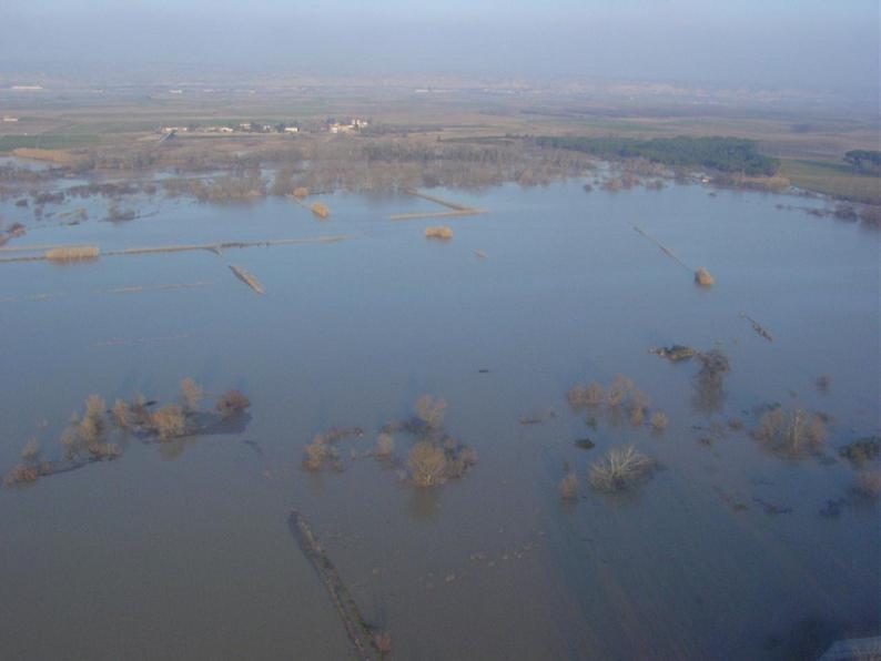 Crecida del Ebro el día 8-02-03 a su paso por la provincia de Zaragoza