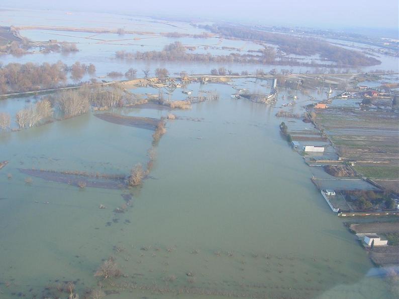 Crecida del Ebro el día 8-02-03 a su paso por la provincia de Zaragoza