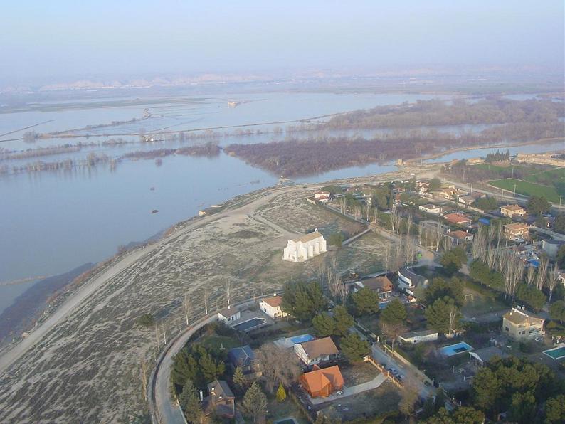 Crecida del Ebro el día 8-02-03 a su paso por la provincia de Zaragoza