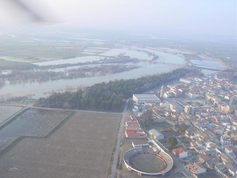 Crecida del Ebro el día 8-02-03 a su paso por la provincia de Zaragoza