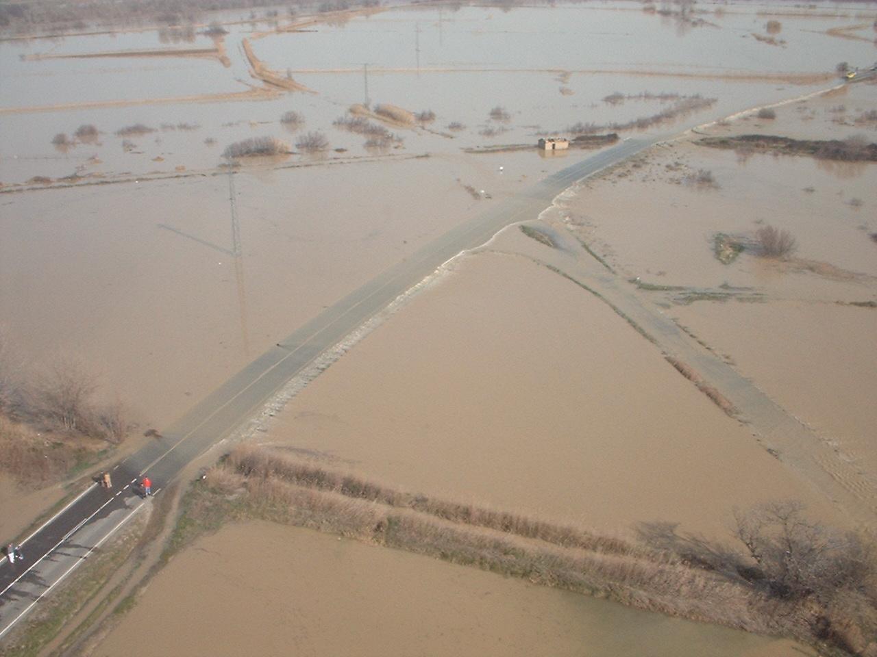 Crecida del Ebro el día 9-02-03 a su paso por la provincia de Zaragoza. 10
