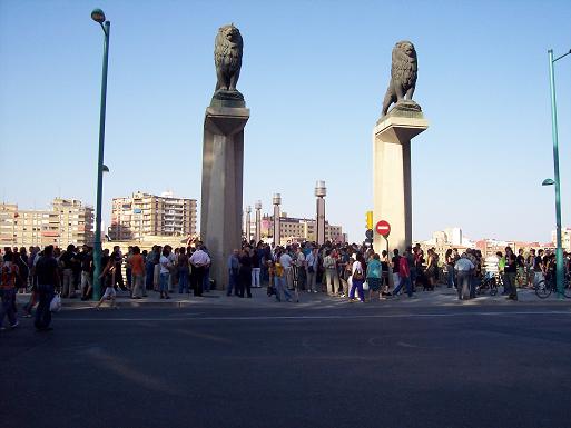 Abrazo por el Ebro en el Puente de Piedra de Zaragoza 15 septiembre de 2007