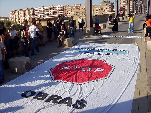Abrazo por el Ebro en el Puente de Piedra de Zaragoza 15 septiembre de 2007