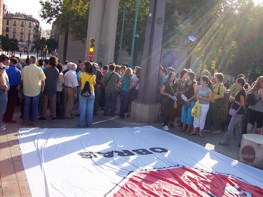 Abrazo por el Ebro en el Puente de Piedra de Zaragoza 15 septiembre de 2007 4