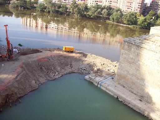 Abrazo por el Ebro en el Puente de Piedra de Zaragoza 15 septiembre de 2007