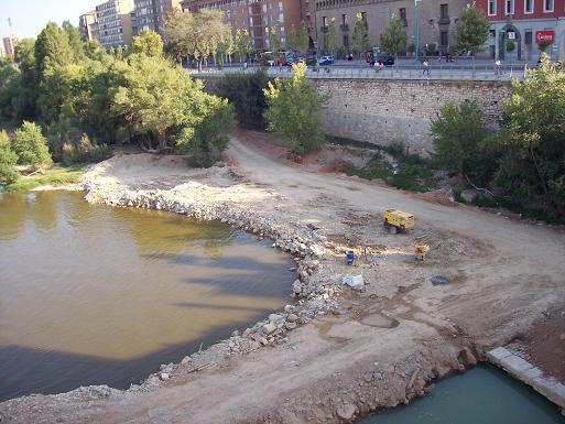 Abrazo por el Ebro en el Puente de Piedra de Zaragoza 15 septiembre de 2007