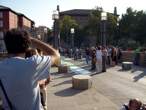 Abrazo por el Ebro en el Puente de Piedra de Zaragoza 15 septiembre de 2007 9