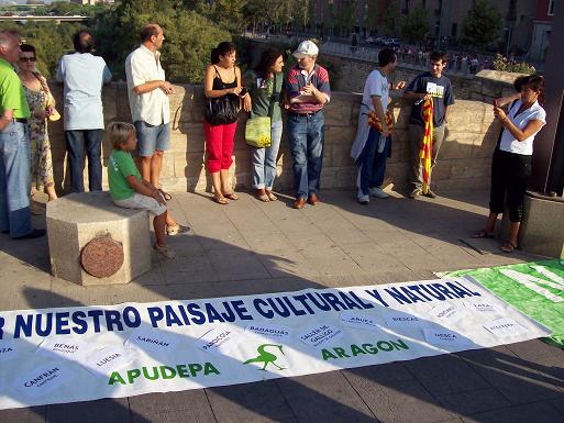 Abrazo por el Ebro en el Puente de Piedra de Zaragoza 15 septiembre de 2007 11