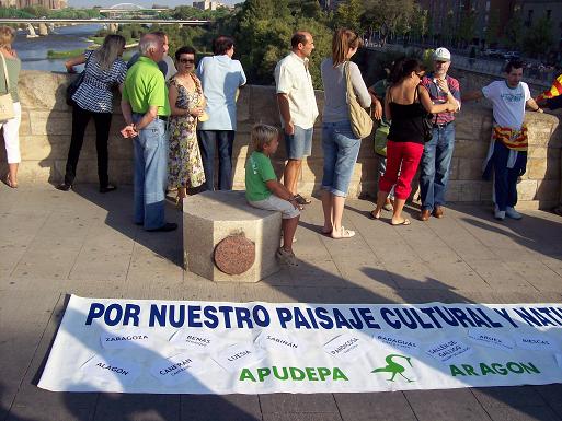 Abrazo por el Ebro en el Puente de Piedra de Zaragoza 15 septiembre de 2007