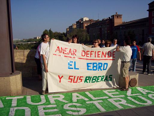 Abrazo por el Ebro en el Puente de Piedra de Zaragoza 15 septiembre de 2007