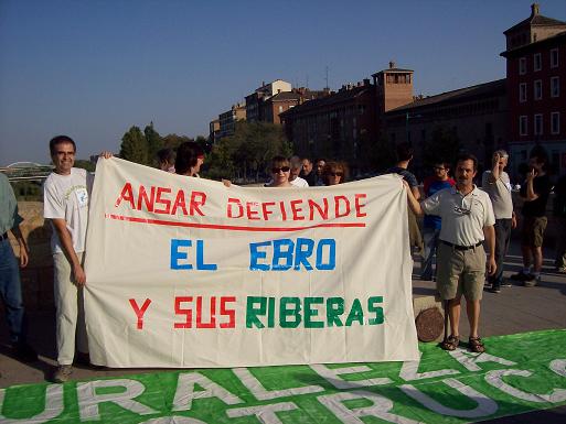 Abrazo por el Ebro en el Puente de Piedra de Zaragoza 15 septiembre de 2007