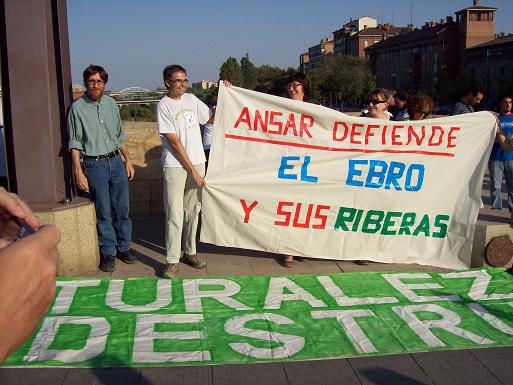 Abrazo por el Ebro en el Puente de Piedra de Zaragoza 15 septiembre de 2007