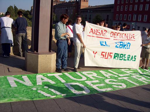 Abrazo por el Ebro en el Puente de Piedra de Zaragoza 15 septiembre de 2007