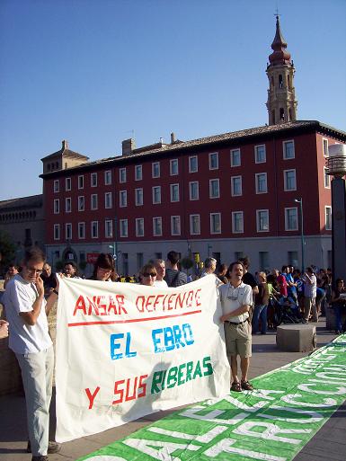 Abrazo por el Ebro en el Puente de Piedra de Zaragoza 15 septiembre de 2007