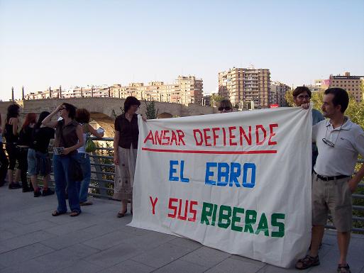 Abrazo por el Ebro en el Puente de Piedra de Zaragoza 15 septiembre de 2007 22