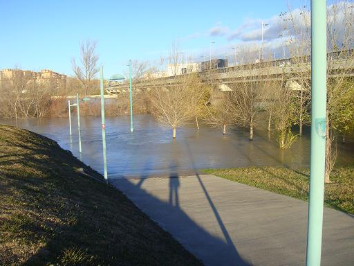 Riada del Ebro el 23 de enero de 2013 a su paso por Zaragoza. 1