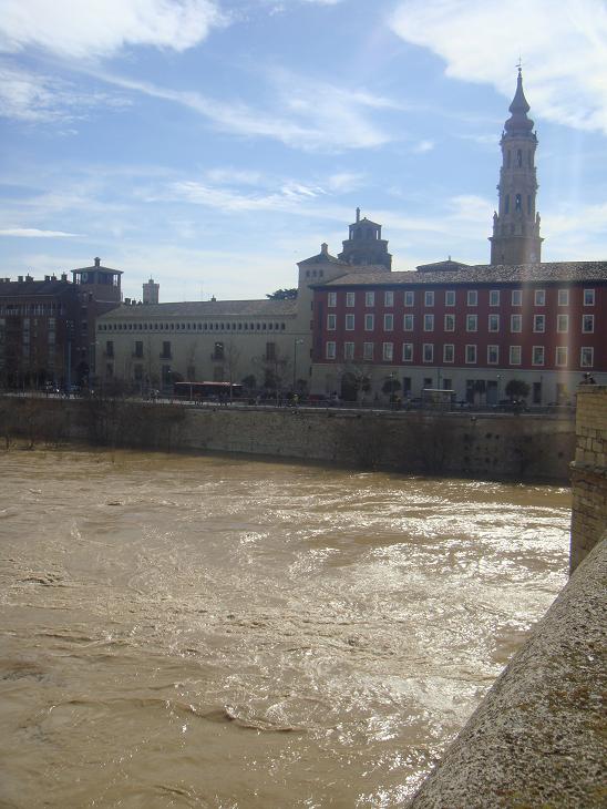 Riada del Ebro el 1 de marzo de 2015 a su paso por Zaragoza. 2